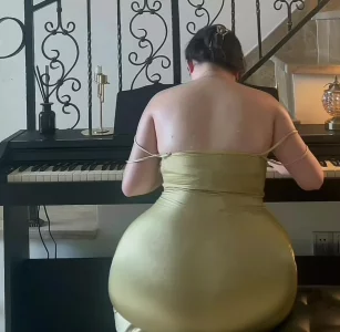 会弹钢琴的母猪偏爱大鸡巴，高喊着被操