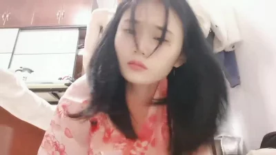 [原创] 清纯女看着手机，也舒服了