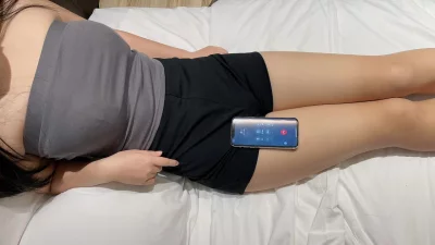 偷情时接老公电话没忍住叫出声，被老公怀疑了